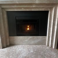 Poêle à granulés élégant et performant, conçu pour chauffer efficacement votre intérieur tout en réduisant votre empreinte énergétique. 